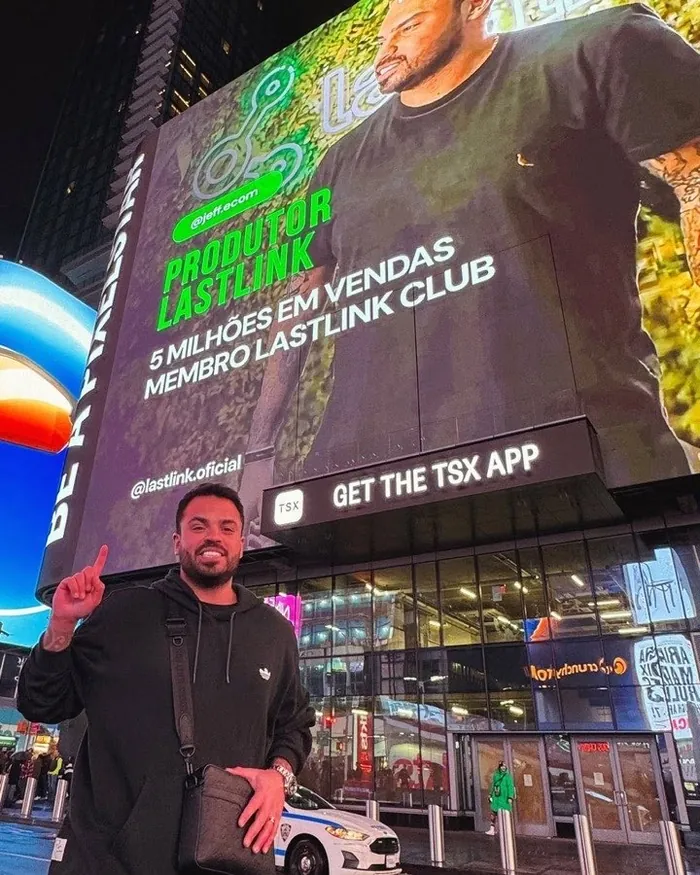 Jeff recebendo a placa de R$5 milhões em vendas na Lastlink